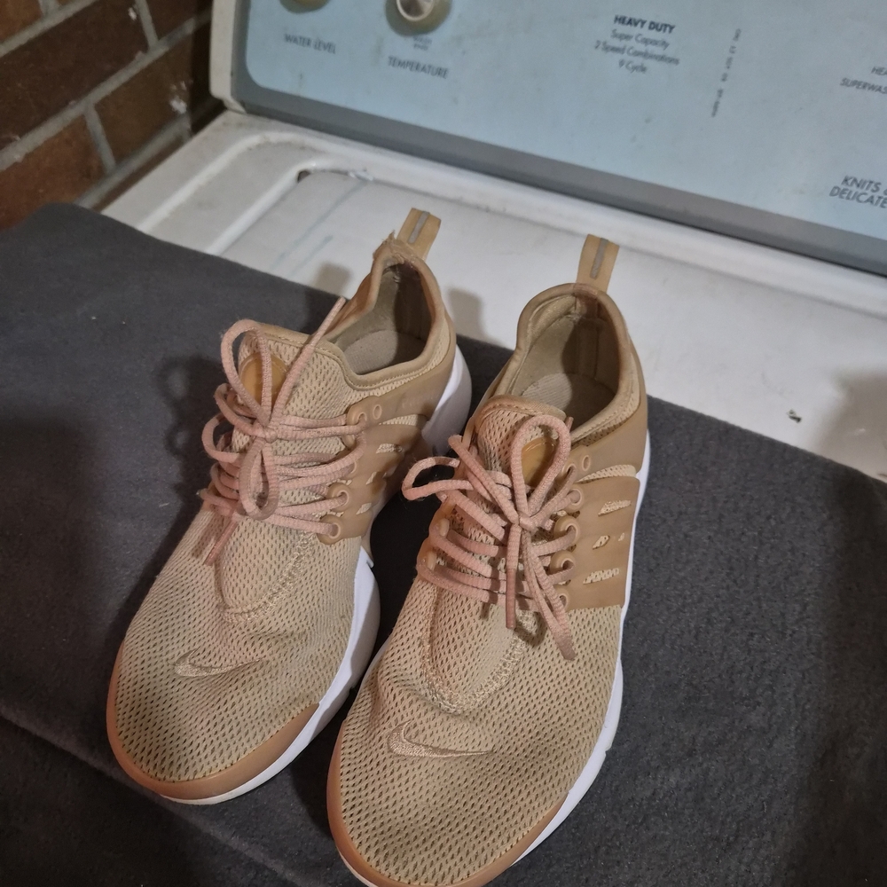 Nike Women's Sneakers in Beige and Pink